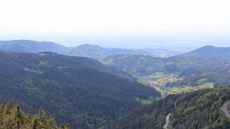 Dieses Bild zeigt eine Webcam-Aufnahme vom Achertal, aufgenommen am Montag, den 12.05.2025 um 15:50 Uhr. Die Temperatur betrug 15.8°C.