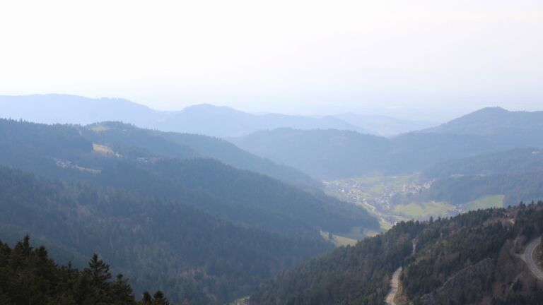 Dieses Bild zeigt eine Webcam-Aufnahme vom Achertal, aufgenommen am Montag, den 23.03.2026 um 16:00 Uhr. Die Temperatur betrug 8.4°C.