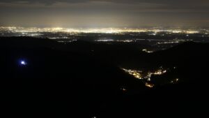 Dieses Bild zeigt eine Webcam-Aufnahme vom Achertal, aufgenommen am Donnerstag, den 18.12.2025 um 22:30 Uhr. Die Temperatur betrug 7.6°C.