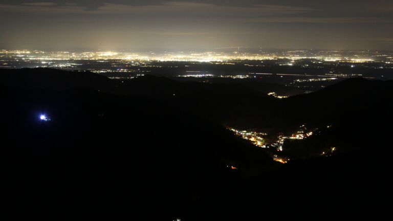 Dieses Bild zeigt eine Webcam-Aufnahme vom Achertal, aufgenommen am Donnerstag, den 18.12.2025 um 22:30 Uhr. Die Temperatur betrug 7.6°C.