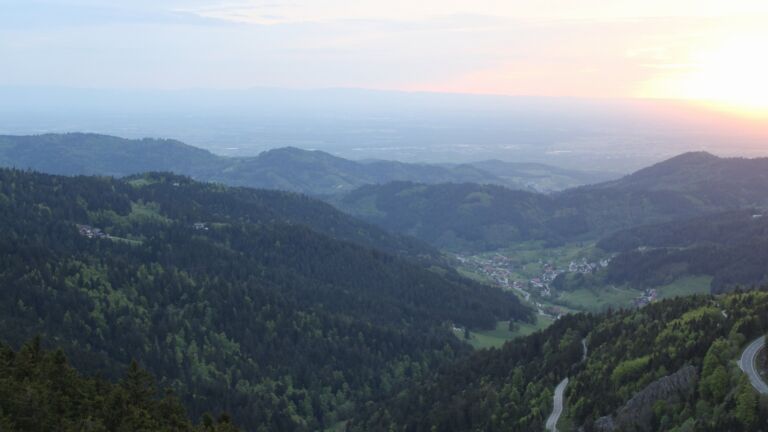 Dieses Bild zeigt eine Webcam-Aufnahme vom Achertal, aufgenommen am Dienstag, den 28.04.2026 um 20:20 Uhr. Die Temperatur betrug 12.3°C.