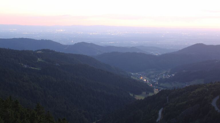 Dieses Bild zeigt eine Webcam-Aufnahme vom Achertal, aufgenommen am Freitag, den 11.07.2025 um 22:10 Uhr. Die Temperatur betrug 14.1°C.