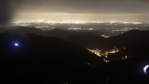 Dieses Bild zeigt eine Webcam-Aufnahme vom Achertal, aufgenommen am Samstag, den 06.12.2025 um 19:00 Uhr. Die Temperatur betrug 3.5°C.