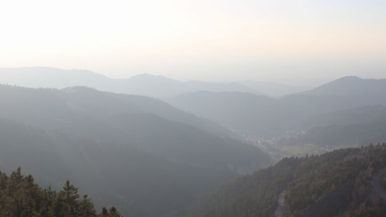 Dieses Bild zeigt eine Webcam-Aufnahme vom Achertal, aufgenommen am Mittwoch, den 04.03.2026 um 17:30 Uhr. Die Temperatur betrug 8.1°C.