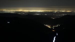 Dieses Bild zeigt eine Webcam-Aufnahme vom Achertal, aufgenommen am Dienstag, den 18.11.2025 um 22:30 Uhr. Die Temperatur betrug -3.8°C.