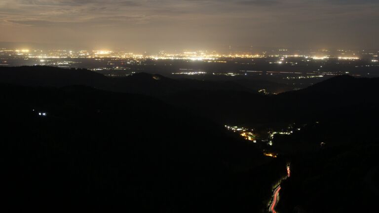 Dieses Bild zeigt eine Webcam-Aufnahme vom Achertal, aufgenommen am Mittwoch, den 29.04.2026 um 04:10 Uhr. Die Temperatur betrug 7.4°C.