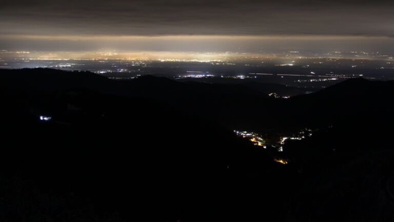 Dieses Bild zeigt eine Webcam-Aufnahme vom Achertal, aufgenommen am Donnerstag, den 27.11.2025 um 05:00 Uhr. Die Temperatur betrug -2.8°C.