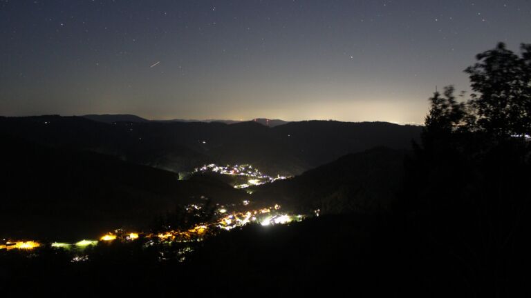 Dieses Bild zeigt eine Webcam-Aufnahme vom Achertal, aufgenommen am Dienstag, den 22.09.2026 um 05:50 Uhr. Die Temperatur betrug 10.2°C.