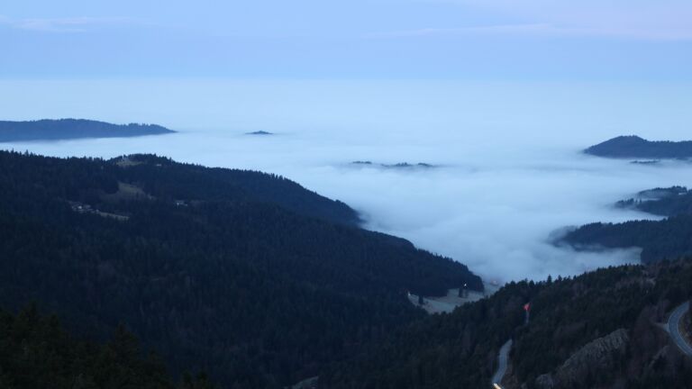 Dieses Bild zeigt eine Webcam-Aufnahme vom Achertal, aufgenommen am Montag, den 22.12.2025 um 07:50 Uhr. Die Temperatur betrug 6.6°C.