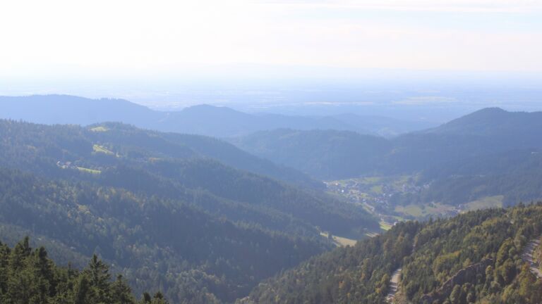 Dieses Bild zeigt eine Webcam-Aufnahme vom Achertal, aufgenommen am Samstag, den 20.09.2025 um 16:50 Uhr. Die Temperatur betrug 23.1°C.
