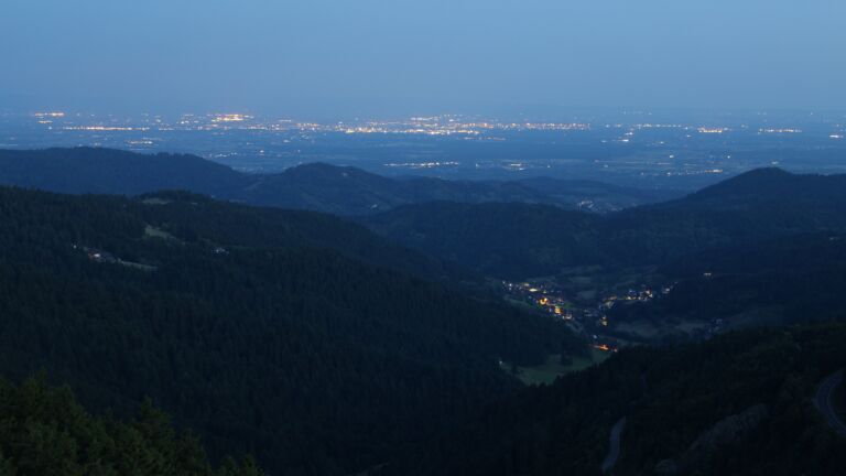 Dieses Bild zeigt eine Webcam-Aufnahme vom Achertal, aufgenommen am Freitag, den 20.06.2025 um 04:30 Uhr. Die Temperatur betrug 13.9°C.