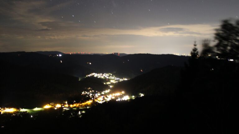 Dieses Bild zeigt eine Webcam-Aufnahme vom Achertal, aufgenommen am Dienstag, den 06.10.2026 um 21:30 Uhr. Die Temperatur betrug 17.2°C.