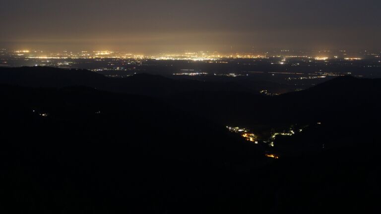 Dieses Bild zeigt eine Webcam-Aufnahme vom Achertal, aufgenommen am Samstag, den 31.05.2025 um 03:50 Uhr. Die Temperatur betrug 18.6°C.