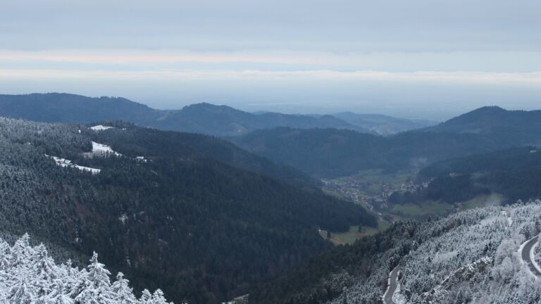 Dieses Bild zeigt eine Webcam-Aufnahme vom Achertal, aufgenommen am Donnerstag, den 27.11.2025 um 08:10 Uhr. Die Temperatur betrug -3.2°C.