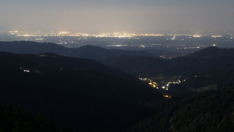 Dieses Bild zeigt eine Webcam-Aufnahme vom Achertal, aufgenommen am Freitag, den 11.07.2025 um 02:30 Uhr. Die Temperatur betrug 13.9°C.