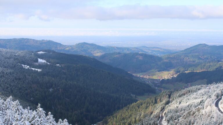 Dieses Bild zeigt eine Webcam-Aufnahme vom Achertal, aufgenommen am Donnerstag, den 27.11.2025 um 11:10 Uhr. Die Temperatur betrug -0.8°C.