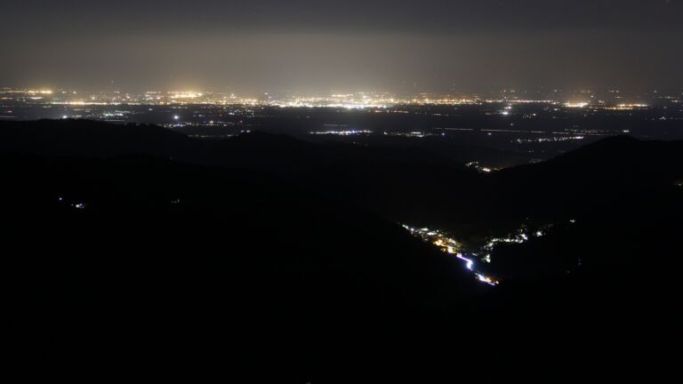Dieses Bild zeigt eine Webcam-Aufnahme vom Achertal, aufgenommen am Mittwoch, den 14.05.2025 um 23:30 Uhr. Die Temperatur betrug 13.6°C.