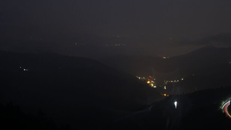 Dieses Bild zeigt eine Webcam-Aufnahme vom Achertal, aufgenommen am Samstag, den 26.07.2025 um 22:20 Uhr. Die Temperatur betrug 12.2°C.