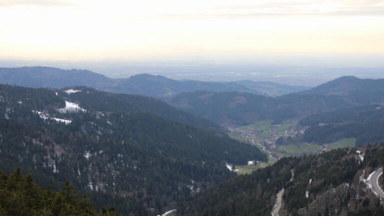 Dieses Bild zeigt eine Webcam-Aufnahme vom Achertal, aufgenommen am Freitag, den 03.04.2026 um 18:30 Uhr. Die Temperatur betrug 6°C.