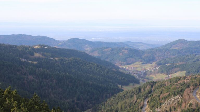 Dieses Bild zeigt eine Webcam-Aufnahme vom Achertal, aufgenommen am Donnerstag, den 18.12.2025 um 11:40 Uhr. Die Temperatur betrug 7.7°C.