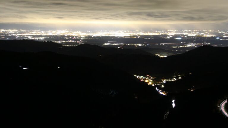 Dieses Bild zeigt eine Webcam-Aufnahme vom Achertal, aufgenommen am Dienstag, den 28.10.2025 um 19:00 Uhr. Die Temperatur betrug 5.9°C.