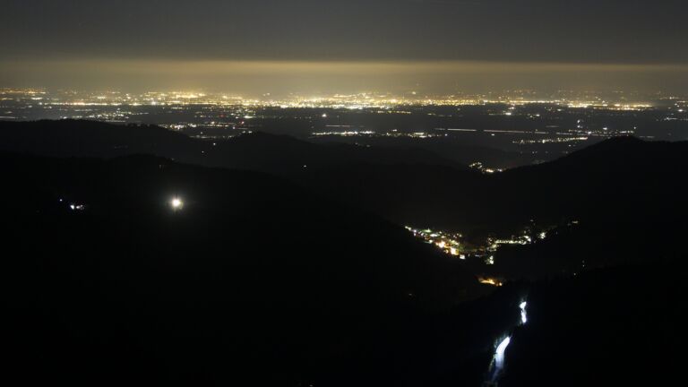 Dieses Bild zeigt eine Webcam-Aufnahme vom Achertal, aufgenommen am Samstag, den 11.10.2025 um 20:30 Uhr. Die Temperatur betrug 7.6°C.