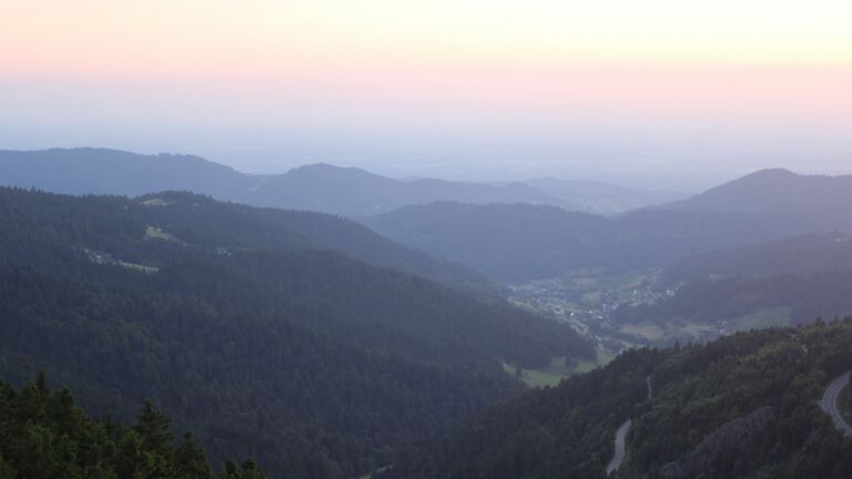 Dieses Bild zeigt eine Webcam-Aufnahme vom Achertal, aufgenommen am Mittwoch, den 18.06.2025 um 21:20 Uhr. Die Temperatur betrug 19°C.