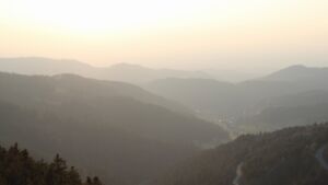 Dieses Bild zeigt eine Webcam-Aufnahme vom Achertal, aufgenommen am Montag, den 23.03.2026 um 18:10 Uhr. Die Temperatur betrug 6.7°C.