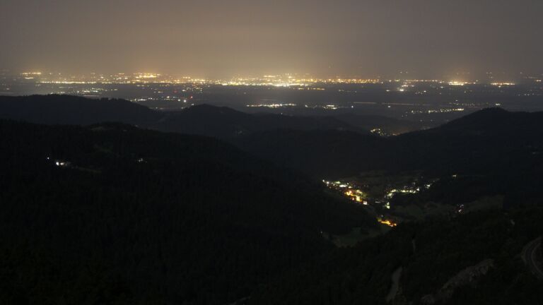 Dieses Bild zeigt eine Webcam-Aufnahme vom Achertal, aufgenommen am Donnerstag, den 14.08.2025 um 01:30 Uhr. Die Temperatur betrug 22.9°C.