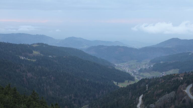 Dieses Bild zeigt eine Webcam-Aufnahme vom Achertal, aufgenommen am Samstag, den 15.11.2025 um 16:40 Uhr. Die Temperatur betrug 10.9°C.