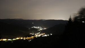 Dieses Bild zeigt eine Webcam-Aufnahme vom Achertal, aufgenommen am Montag, den 03.08.2026 um 23:00 Uhr. Die Temperatur betrug 29.1°C.
