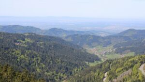 Dieses Bild zeigt eine Webcam-Aufnahme vom Achertal, aufgenommen am Montag, den 27.04.2026 um 12:00 Uhr. Die Temperatur betrug 15.7°C.