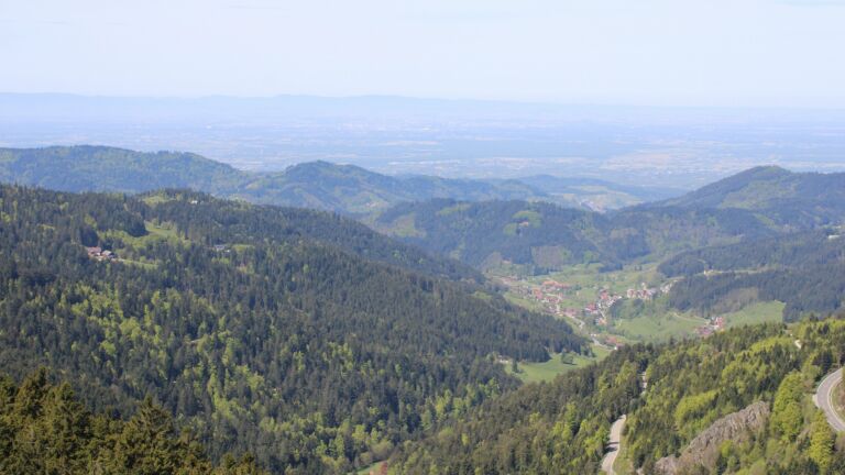 Dieses Bild zeigt eine Webcam-Aufnahme vom Achertal, aufgenommen am Montag, den 27.04.2026 um 12:00 Uhr. Die Temperatur betrug 15.7°C.