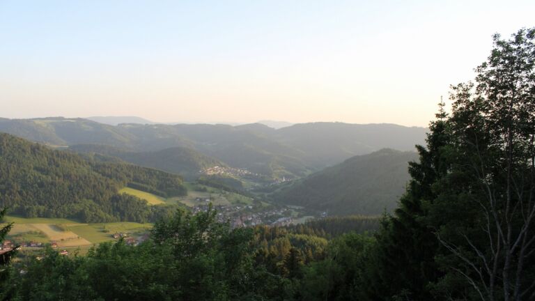 Dieses Bild zeigt eine Webcam-Aufnahme vom Achertal, aufgenommen am Mittwoch, den 27.05.2026 um 20:30 Uhr. Die Temperatur betrug 23.8°C.