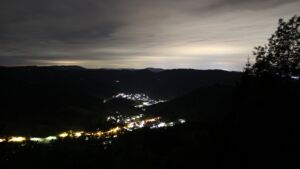 Dieses Bild zeigt eine Webcam-Aufnahme vom Achertal, aufgenommen am Dienstag, den 19.05.2026 um 23:30 Uhr. Die Temperatur betrug 11.9°C.