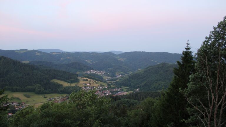 Dieses Bild zeigt eine Webcam-Aufnahme vom Achertal, aufgenommen am Montag, den 08.06.2026 um 05:20 Uhr. Die Temperatur betrug 15.5°C.