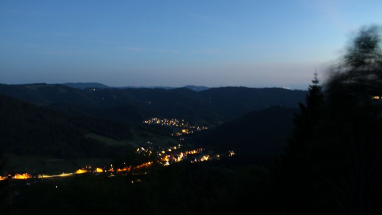 Dieses Bild zeigt eine Webcam-Aufnahme vom Achertal, aufgenommen am Freitag, den 22.05.2026 um 22:10 Uhr. Die Temperatur betrug 20.2°C.