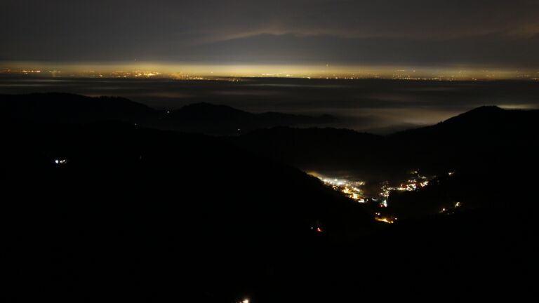 Dieses Bild zeigt eine Webcam-Aufnahme vom Achertal, aufgenommen am Sonntag, den 21.12.2025 um 23:00 Uhr. Die Temperatur betrug 8.7°C.