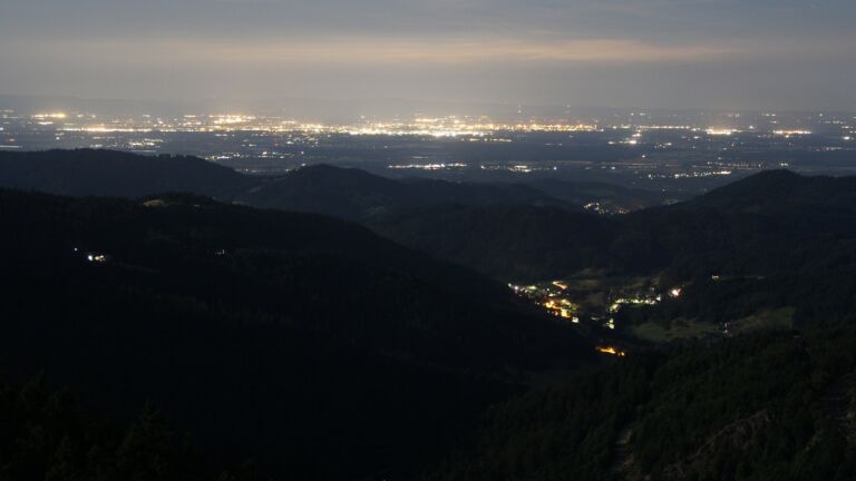 Dieses Bild zeigt eine Webcam-Aufnahme vom Achertal, aufgenommen am Samstag, den 12.07.2025 um 02:50 Uhr. Die Temperatur betrug 12.5°C.