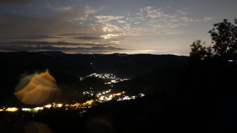Dieses Bild zeigt eine Webcam-Aufnahme vom Achertal, aufgenommen am Freitag, den 21.08.2026 um 23:30 Uhr. Die Temperatur betrug 11.2°C.