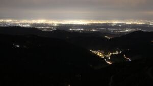 Dieses Bild zeigt eine Webcam-Aufnahme vom Achertal, aufgenommen am Freitag, den 31.10.2025 um 19:00 Uhr. Die Temperatur betrug 10.7°C.