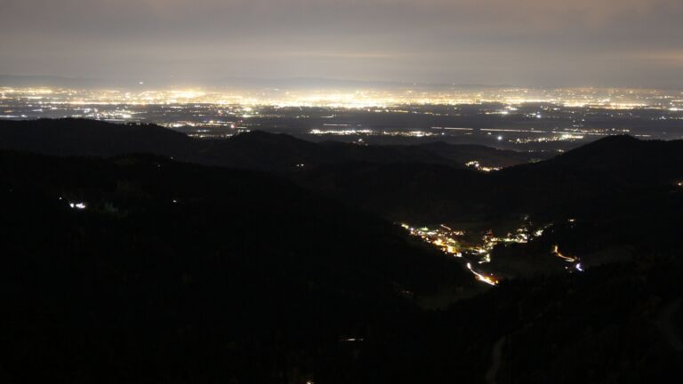 Dieses Bild zeigt eine Webcam-Aufnahme vom Achertal, aufgenommen am Freitag, den 31.10.2025 um 19:00 Uhr. Die Temperatur betrug 10.7°C.