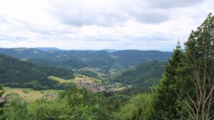 Dieses Bild zeigt eine Webcam-Aufnahme vom Achertal, aufgenommen am Donnerstag, den 04.06.2026 um 13:30 Uhr. Die Temperatur betrug 16.7°C.