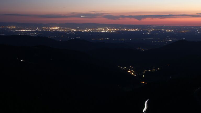 Dieses Bild zeigt eine Webcam-Aufnahme vom Achertal, aufgenommen am Freitag, den 11.07.2025 um 22:40 Uhr. Die Temperatur betrug 13.6°C.