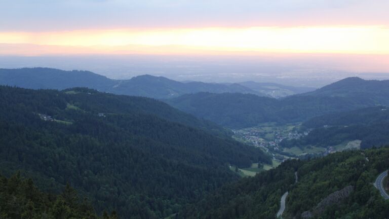 Dieses Bild zeigt eine Webcam-Aufnahme vom Achertal, aufgenommen am Dienstag, den 20.05.2025 um 20:40 Uhr. Die Temperatur betrug 13.6°C.