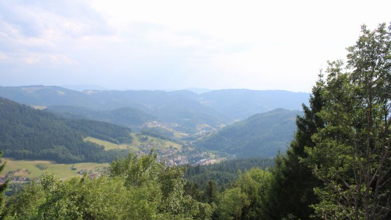 Dieses Bild zeigt eine Webcam-Aufnahme vom Achertal, aufgenommen am Mittwoch, den 15.07.2026 um 17:40 Uhr. Die Temperatur betrug 28.1°C.