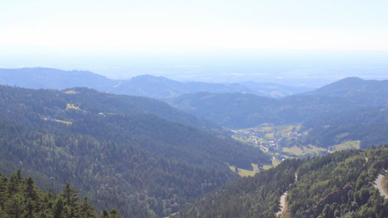 Dieses Bild zeigt eine Webcam-Aufnahme vom Achertal, aufgenommen am Samstag, den 28.06.2025 um 17:30 Uhr. Die Temperatur betrug 23.3°C.