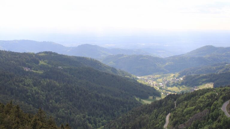 Dieses Bild zeigt eine Webcam-Aufnahme vom Achertal, aufgenommen am Freitag, den 16.05.2025 um 18:30 Uhr. Die Temperatur betrug 9.9°C.