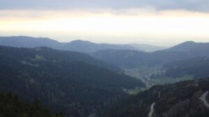 Dieses Bild zeigt eine Webcam-Aufnahme vom Achertal, aufgenommen am Mittwoch, den 15.04.2026 um 18:30 Uhr. Die Temperatur betrug 9.1°C.