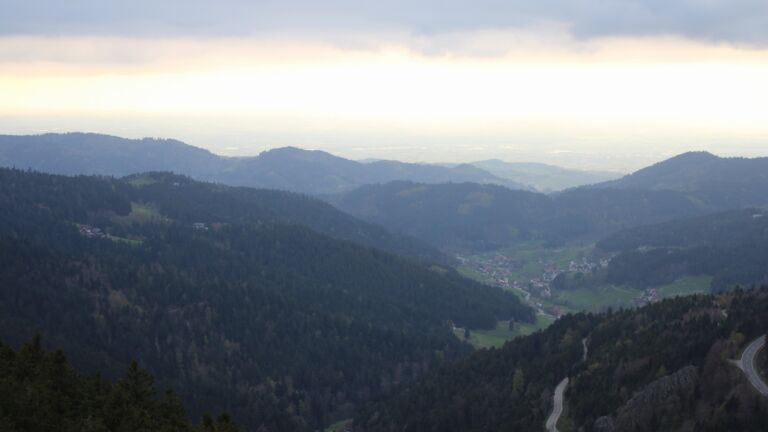 Dieses Bild zeigt eine Webcam-Aufnahme vom Achertal, aufgenommen am Mittwoch, den 15.04.2026 um 18:30 Uhr. Die Temperatur betrug 9.1°C.